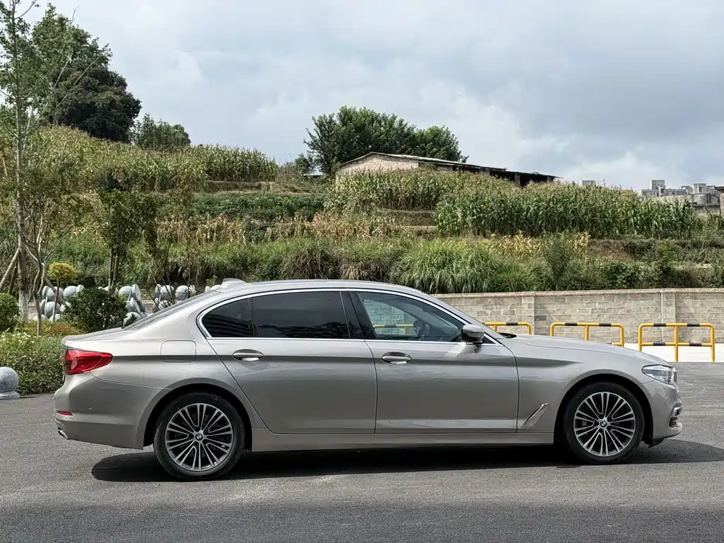 BMW 5 Series — миниатюра 12