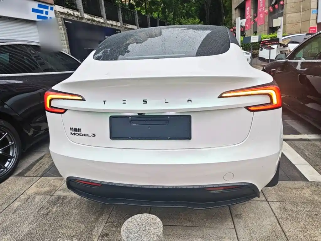 Tesla Model 3 — миниатюра 6