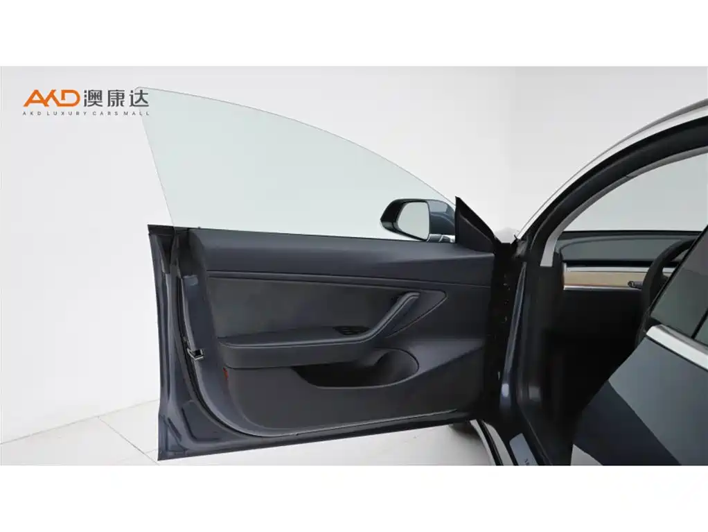 Tesla Model 3 — миниатюра 10