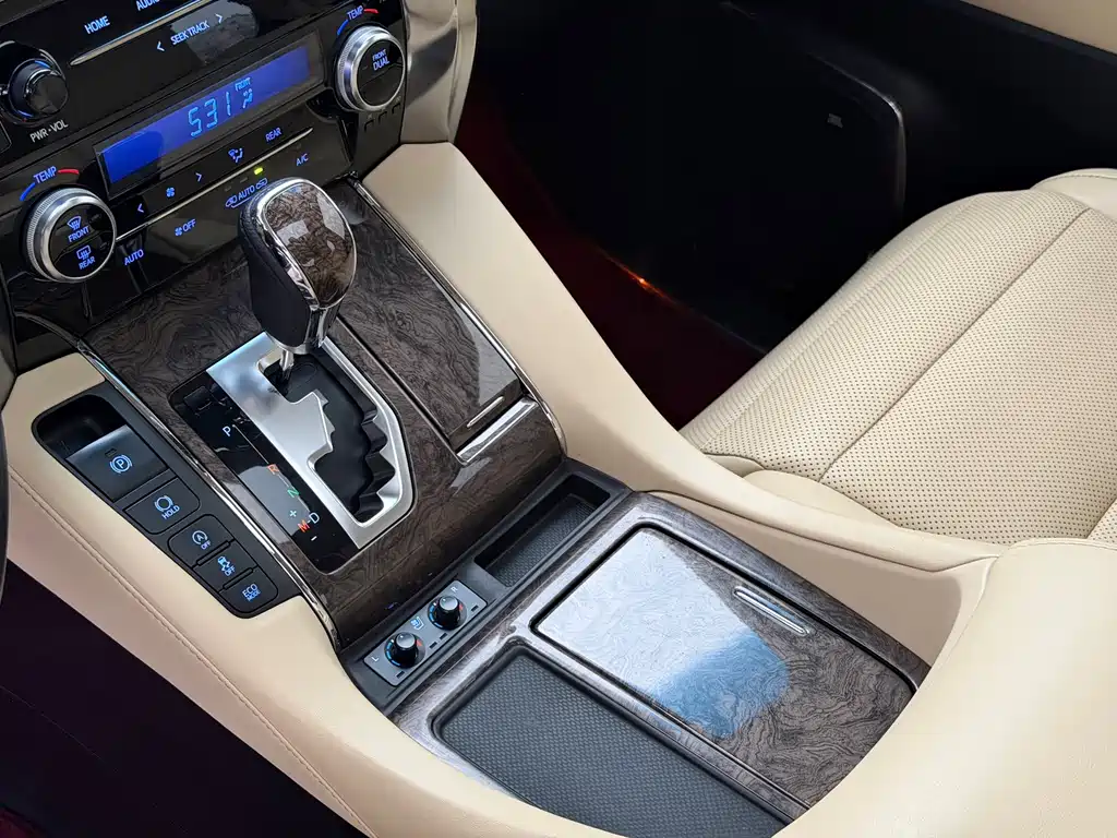 Toyota Alphard — миниатюра 17
