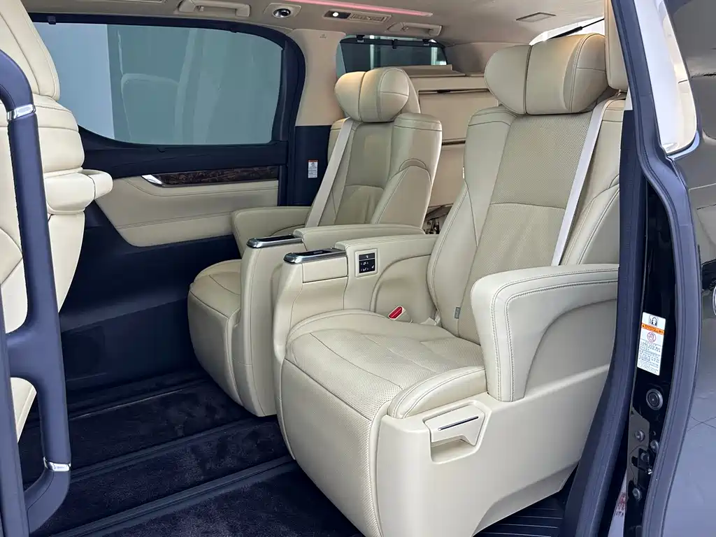 Toyota Alphard — миниатюра 5