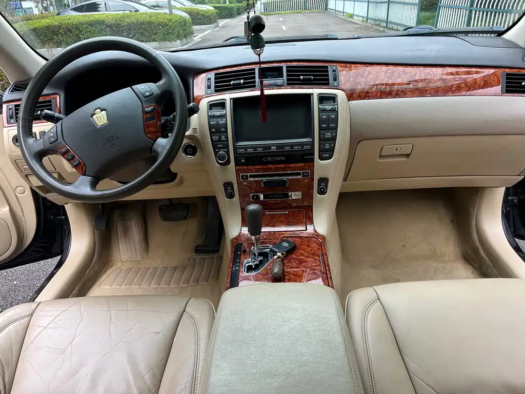 Toyota Crown — миниатюра 4