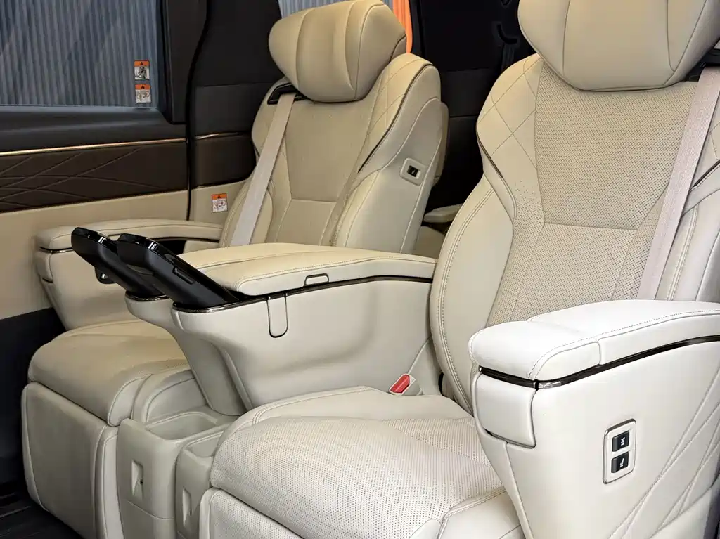 Toyota Alphard — миниатюра 13