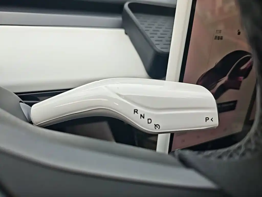 Tesla Model 3 — миниатюра 14