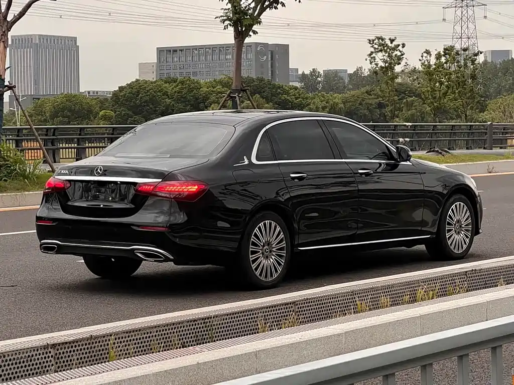 Mercedes-Benz E-Class — миниатюра 9