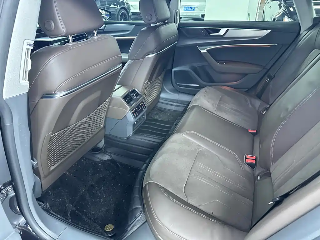 Audi A7L — миниатюра 11