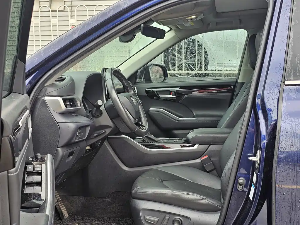 Toyota Highlander 2022 2.5L Luxury 7 мест