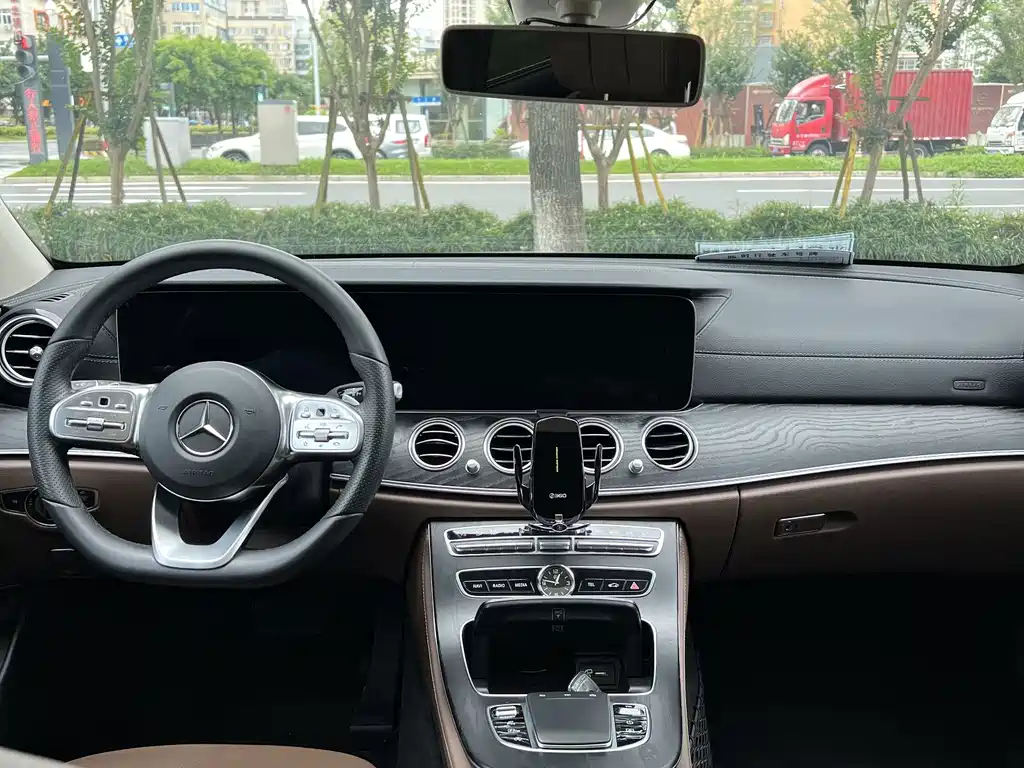 Mercedes-Benz E-Class — миниатюра 5