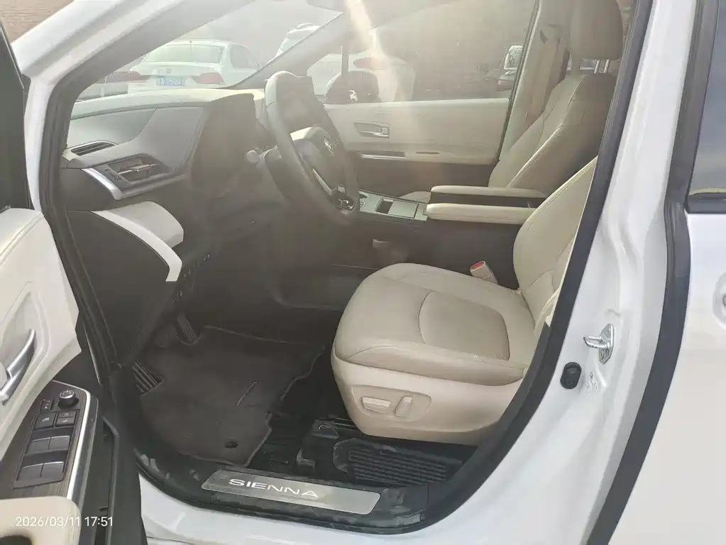 TOYOTA SIENNA