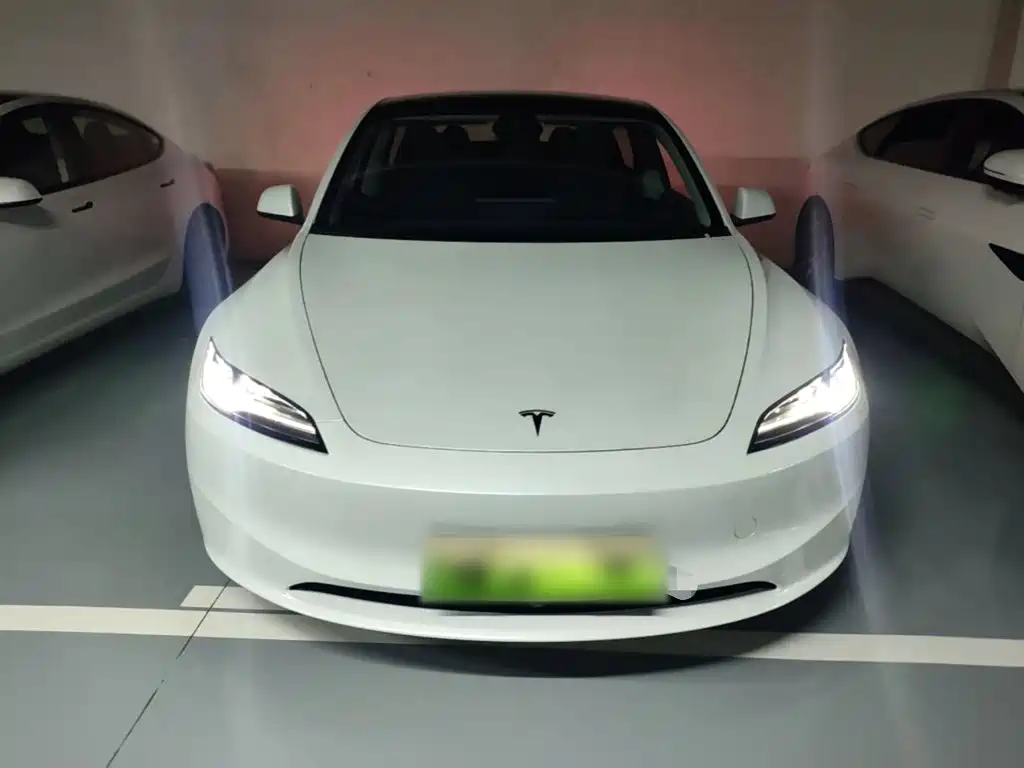 Tesla Model 3 — миниатюра 3