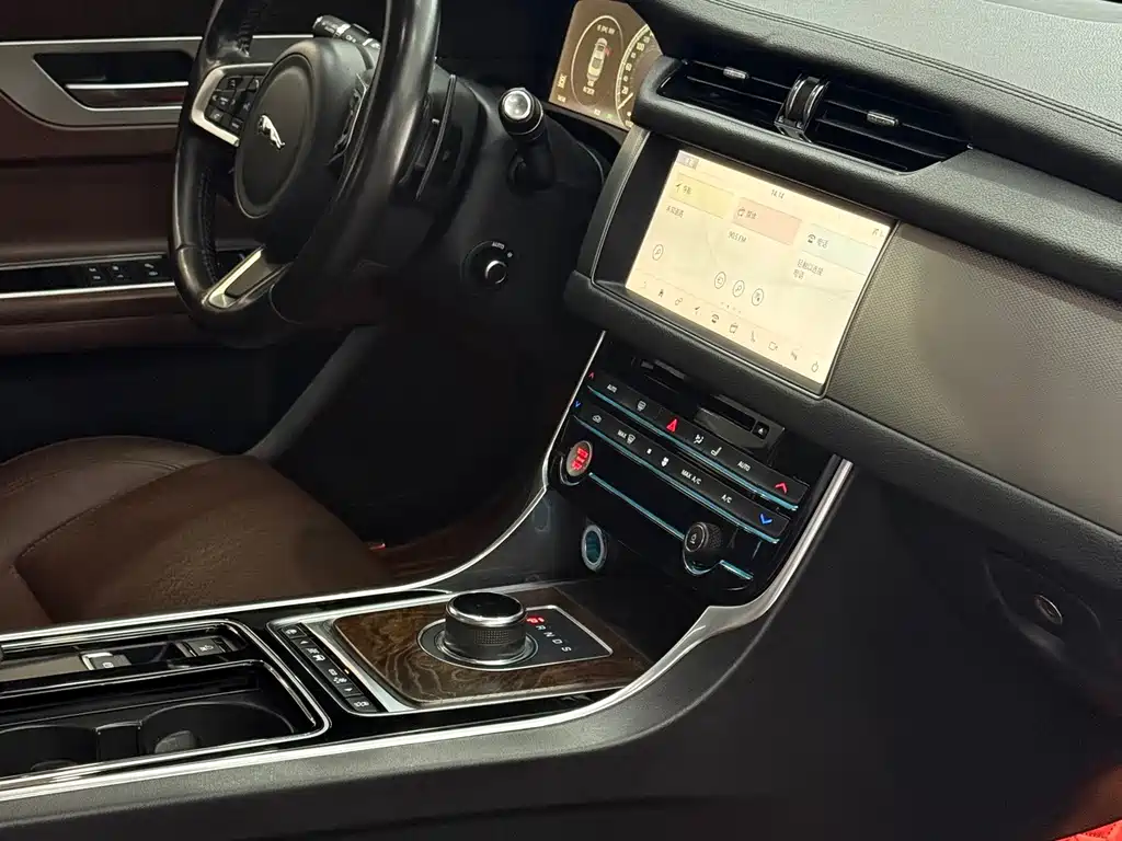 Jaguar XFL — миниатюра 3
