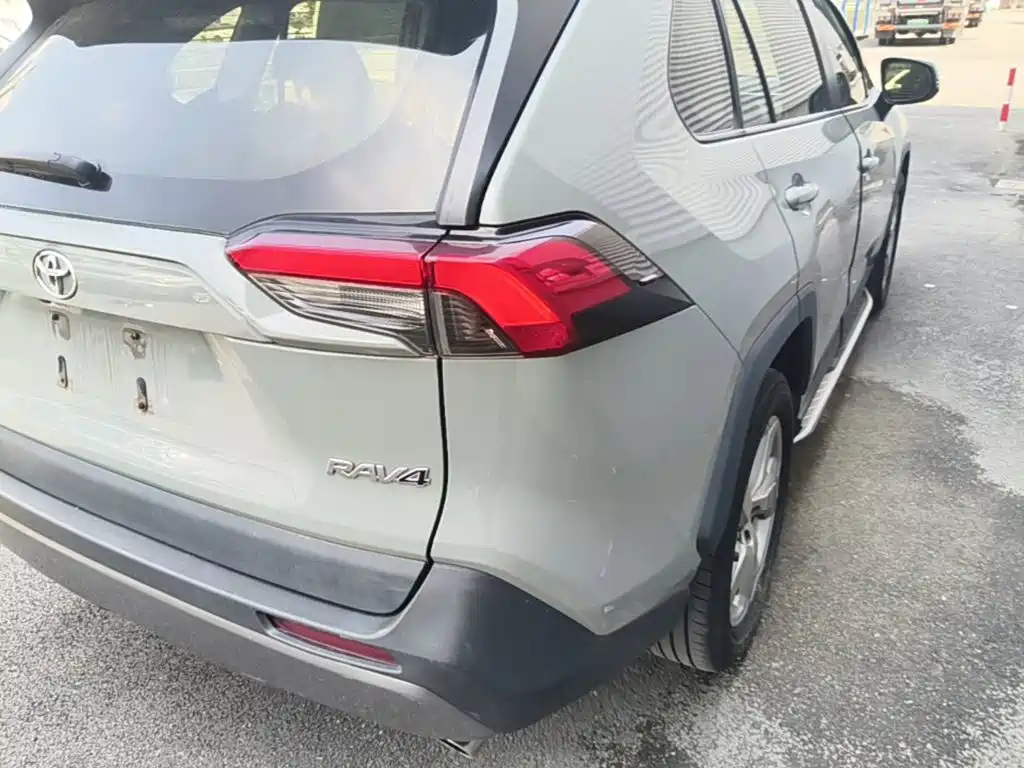 Toyota RAV4 — миниатюра 8