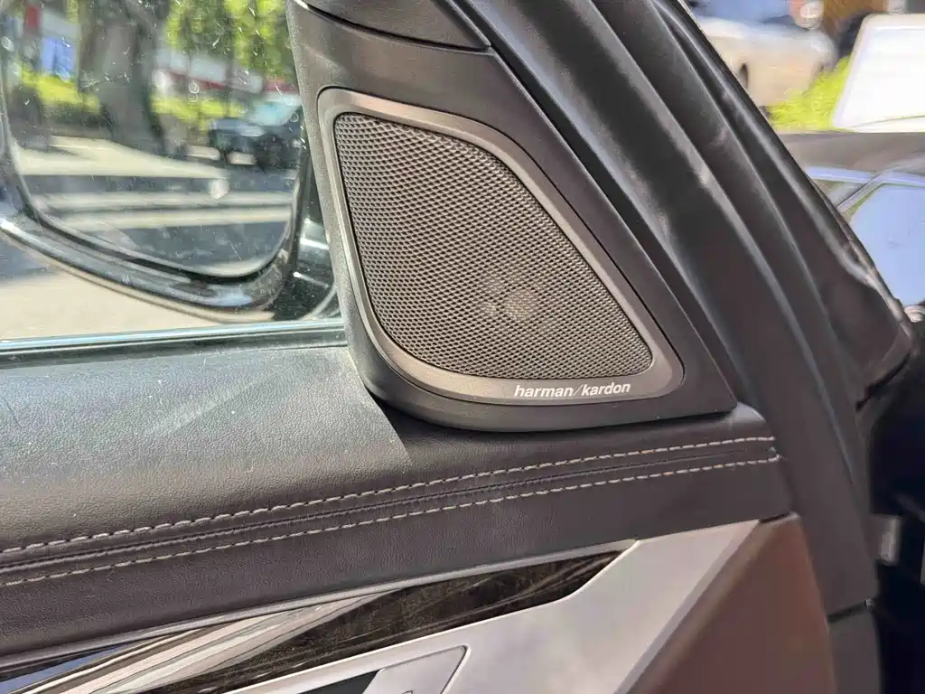 BMW 7 Series — миниатюра 21