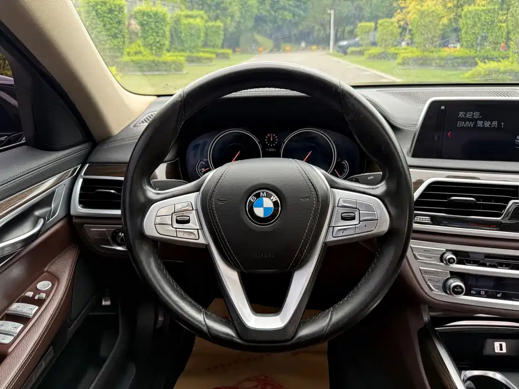 BMW 7 Series — миниатюра 13