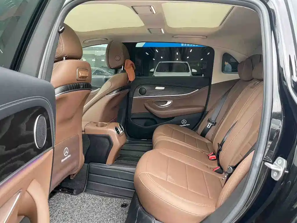 Mercedes-Benz E-Class — миниатюра 6