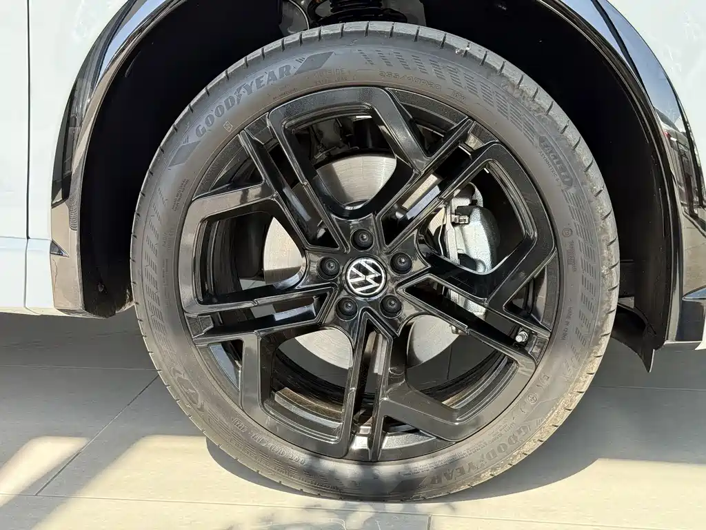 Volkswagen Tiguan L — миниатюра 16