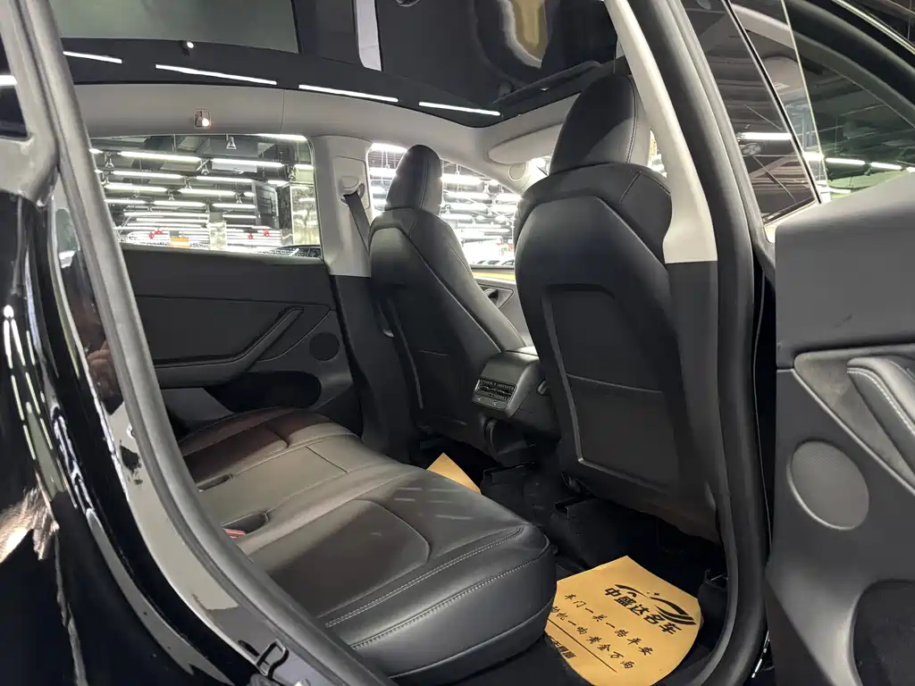 Tesla Model Y — миниатюра 12