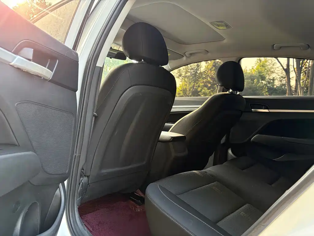 Hyundai Elantra — миниатюра 10