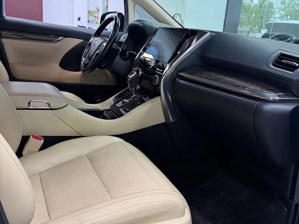 Toyota Alphard — миниатюра 8