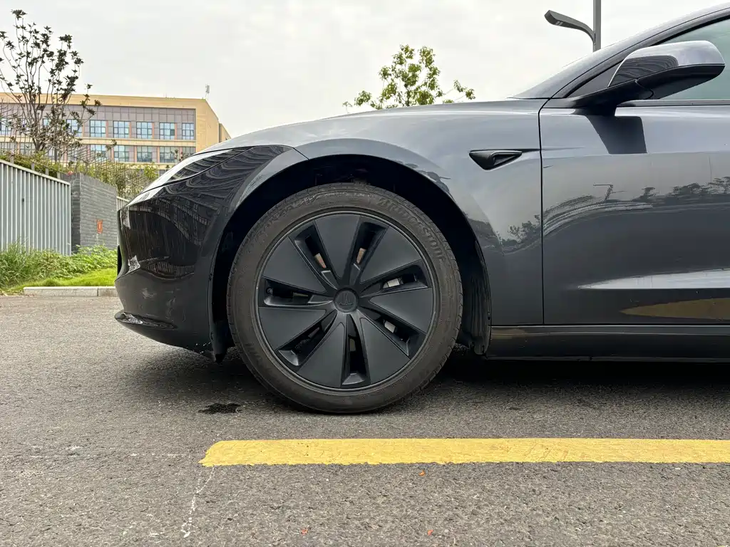 Tesla Model 3 — миниатюра 12