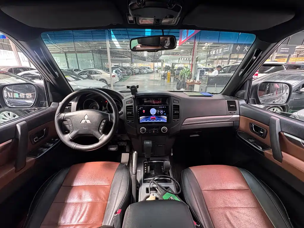 Mitsubishi Pajero (Import) — миниатюра 5