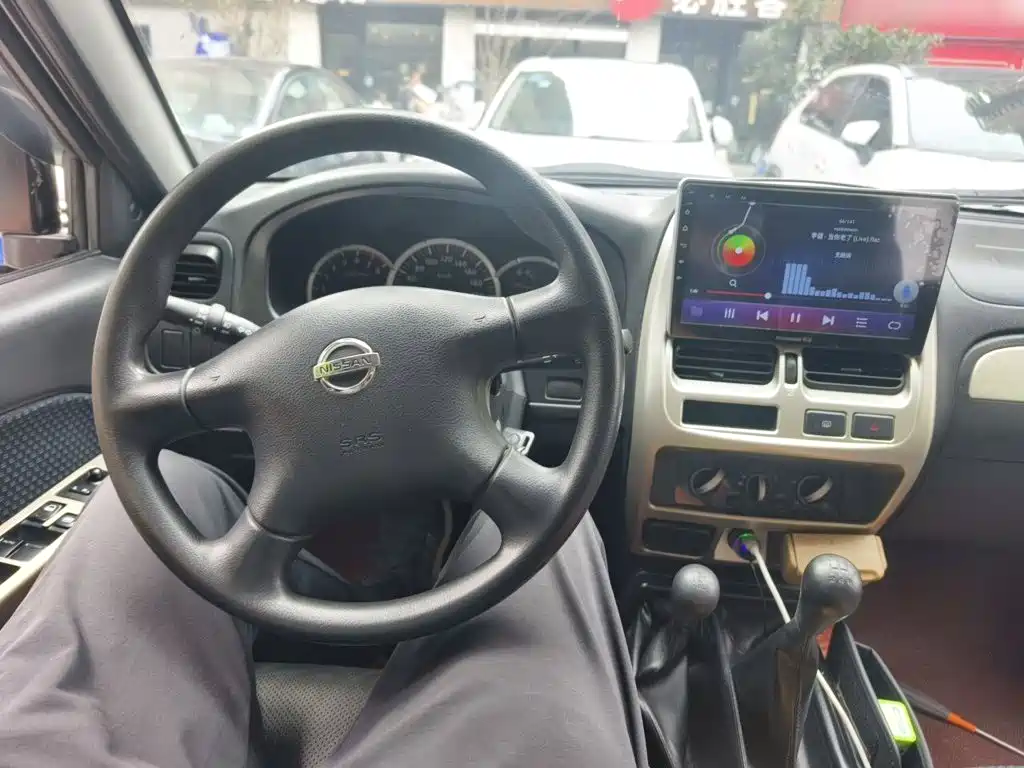 Nissan Paladin — миниатюра 11