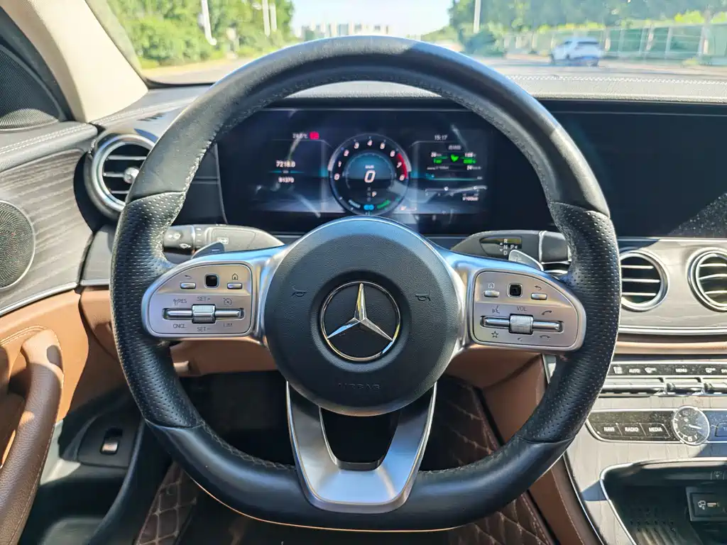 Mercedes-Benz E-Class — миниатюра 11