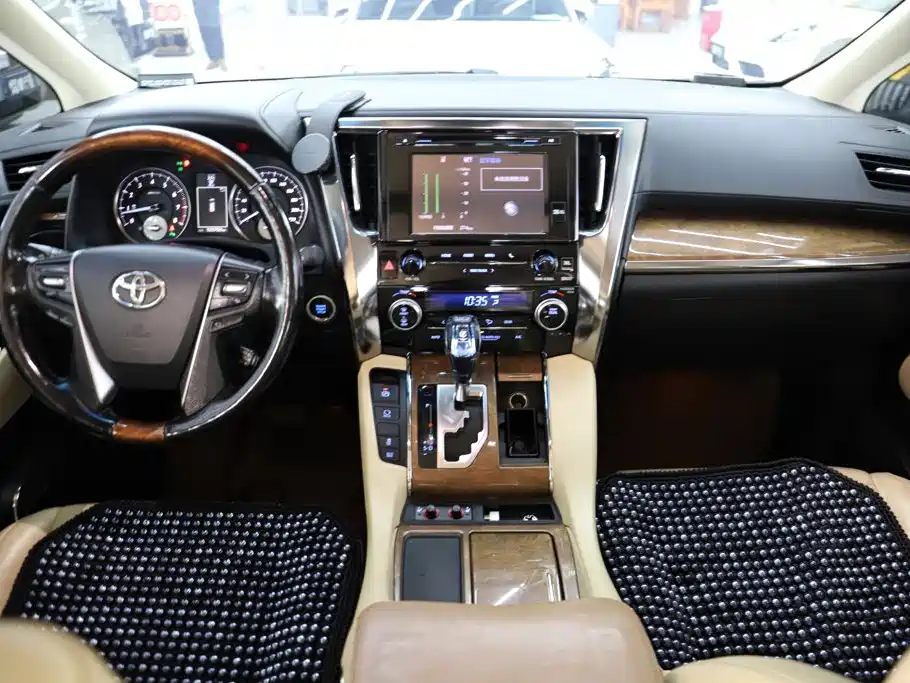 Toyota Alphard — миниатюра 16