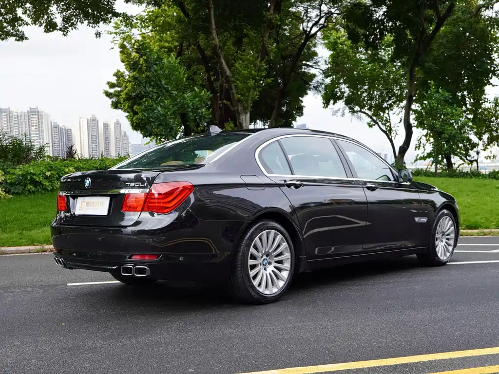 BMW 7 Series — миниатюра 12