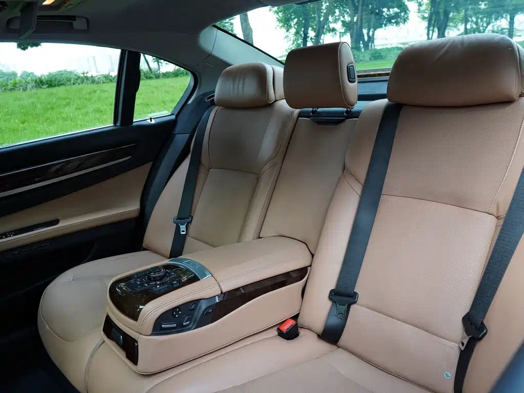 BMW 7 Series — миниатюра 27