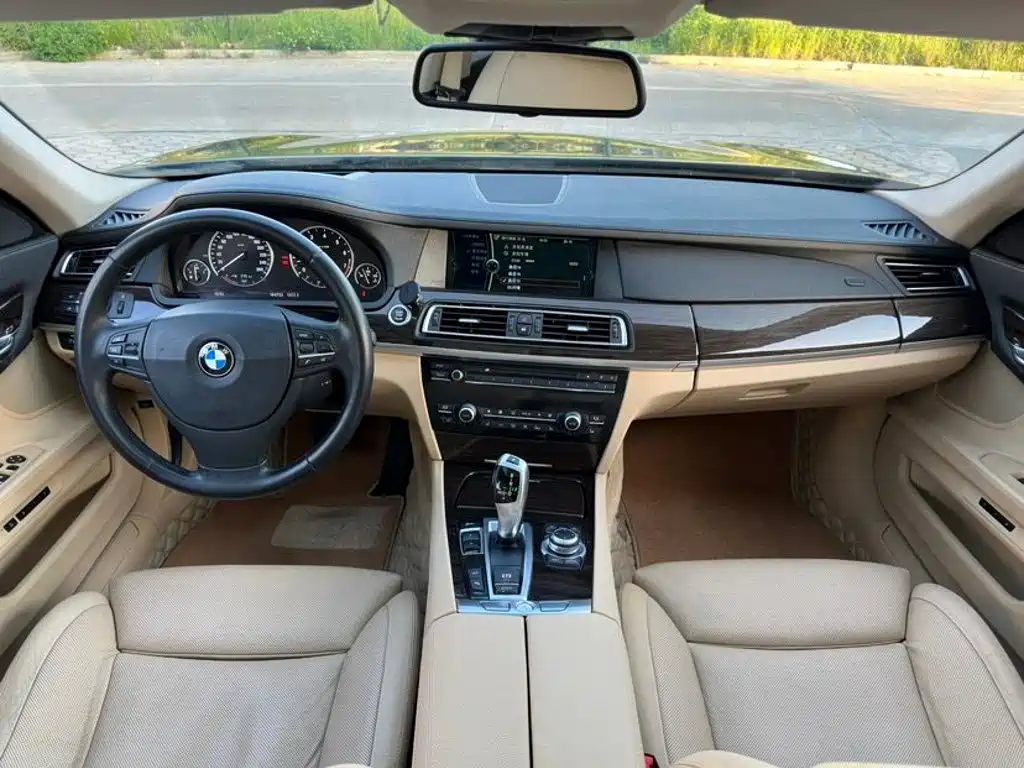 BMW 7 Series — миниатюра 9