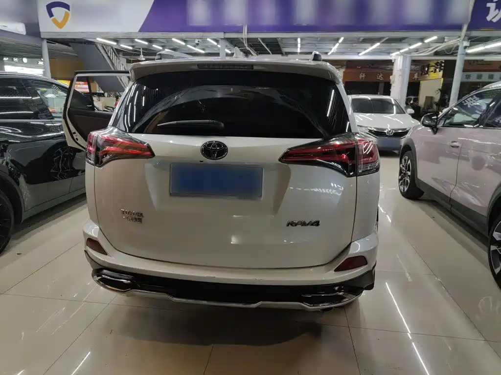 Toyota RAV4 — миниатюра 6