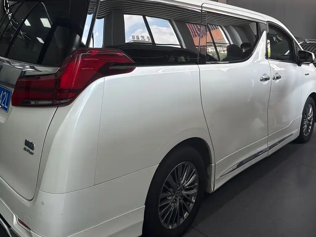 Toyota Alphard — миниатюра 10