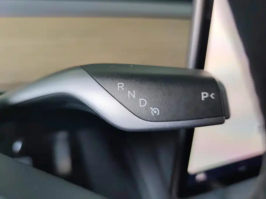 Tesla Model Y — миниатюра 16