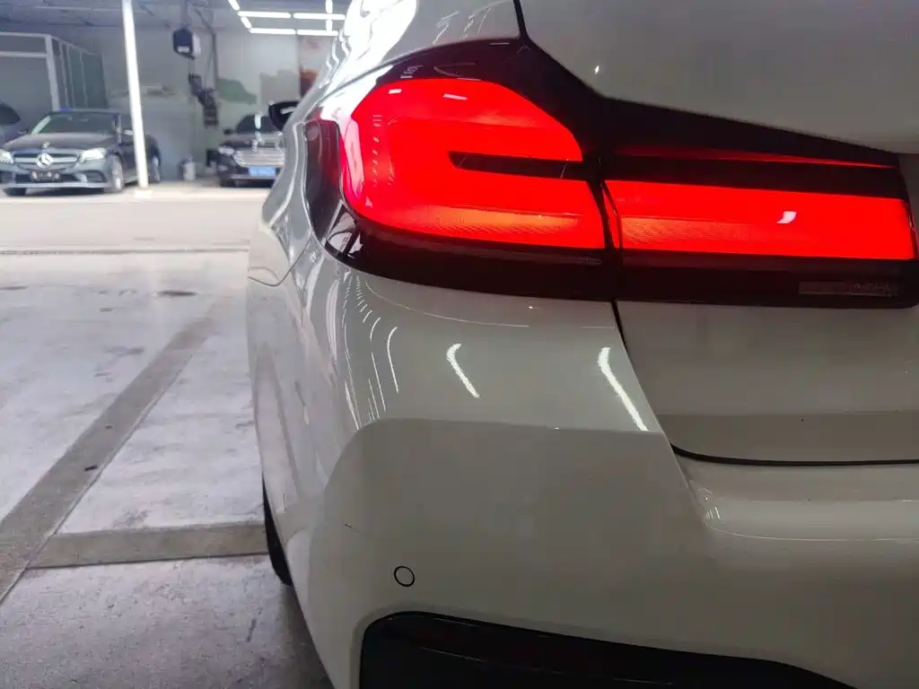 BMW 5 Series — миниатюра 8