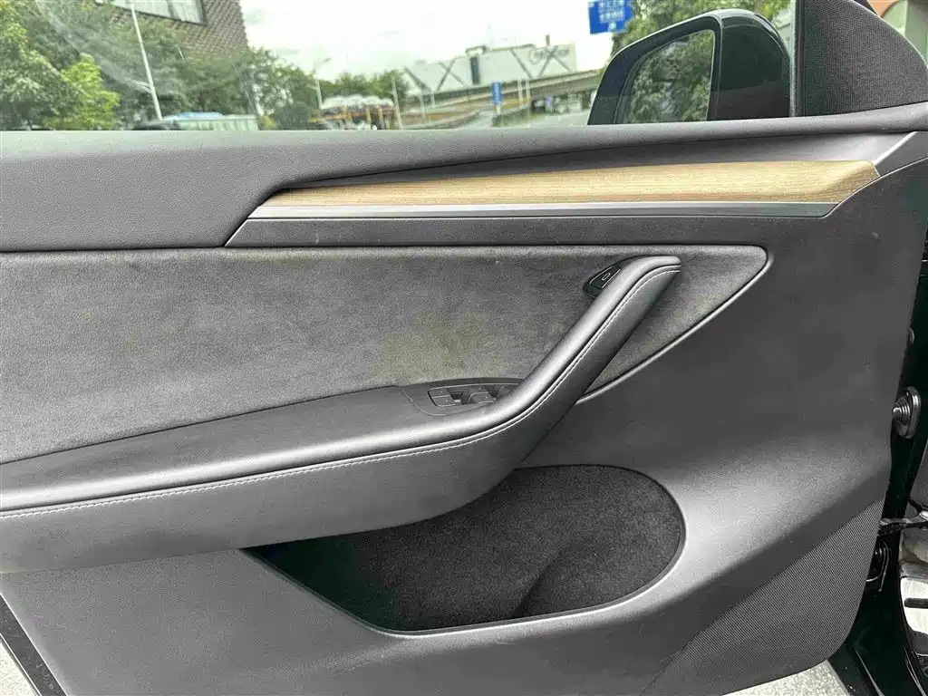 Tesla Model Y — миниатюра 17
