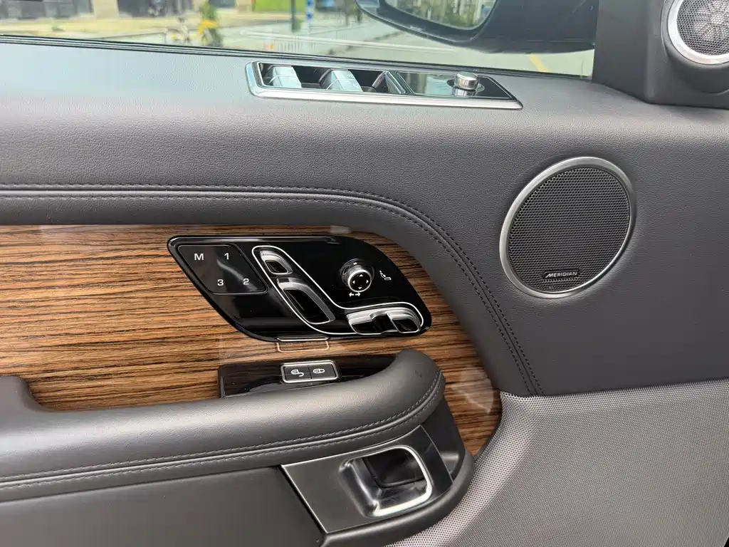 Land Rover Range Rover — миниатюра 18