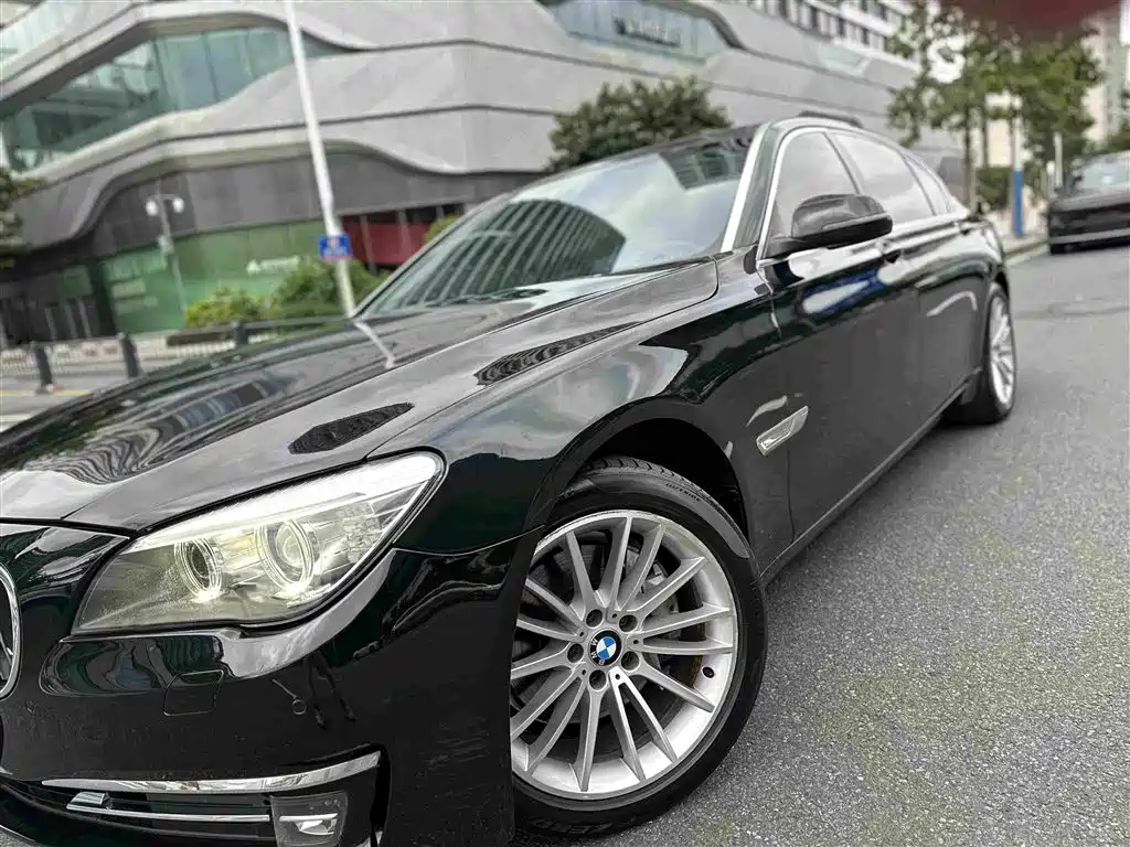 BMW 7 Series — миниатюра 12