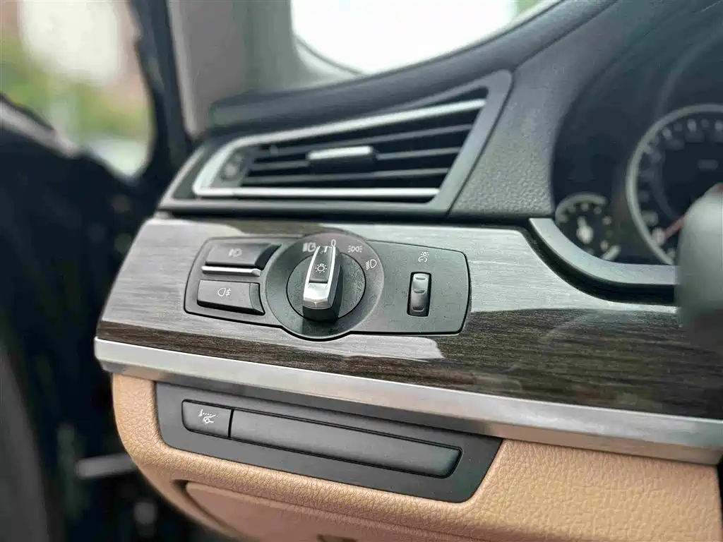 BMW 7 Series — миниатюра 18