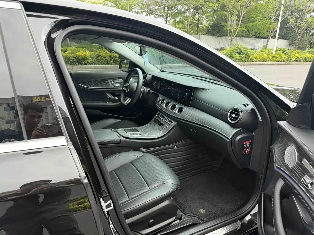 Mercedes-Benz E-Class — миниатюра 9
