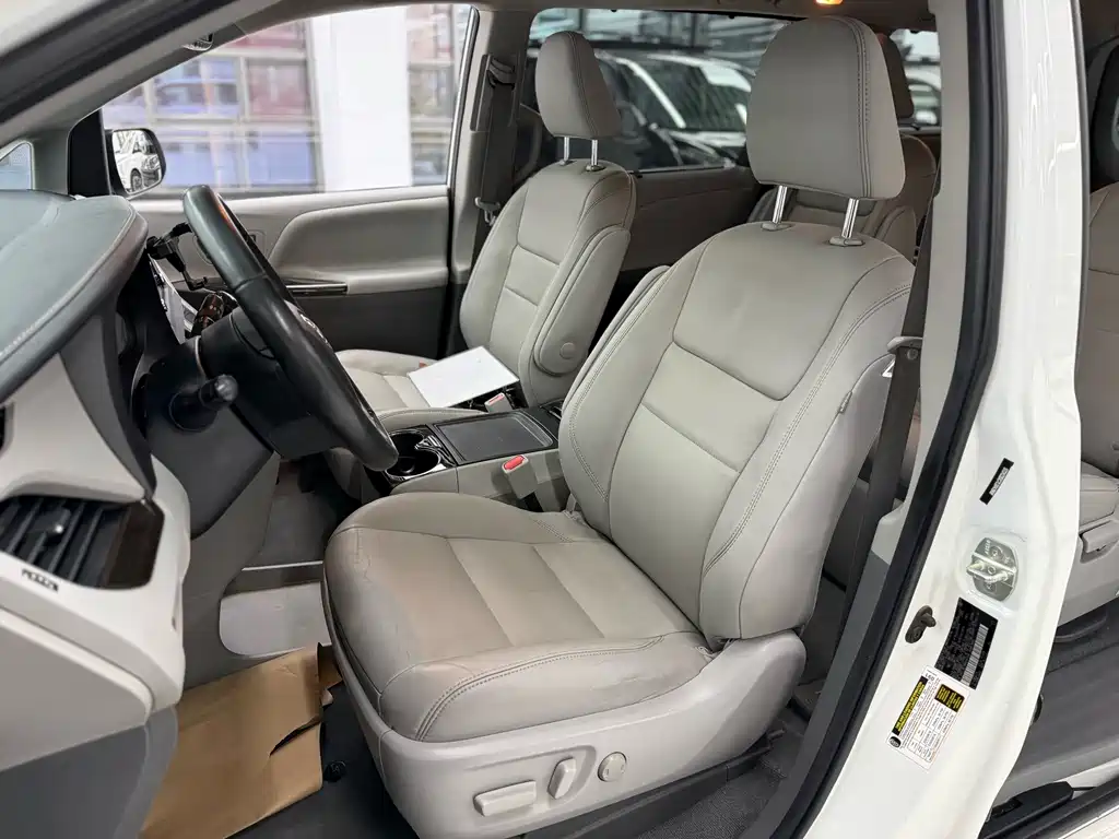 Toyota Sienna — миниатюра 11