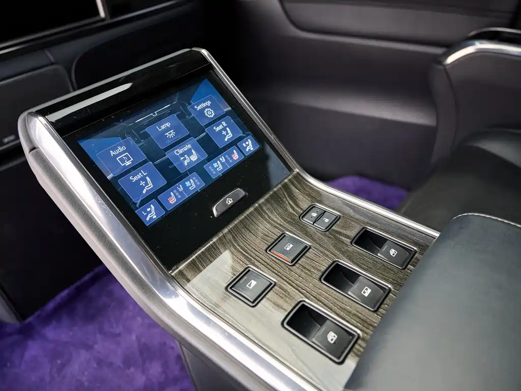 Lexus LM — миниатюра 17