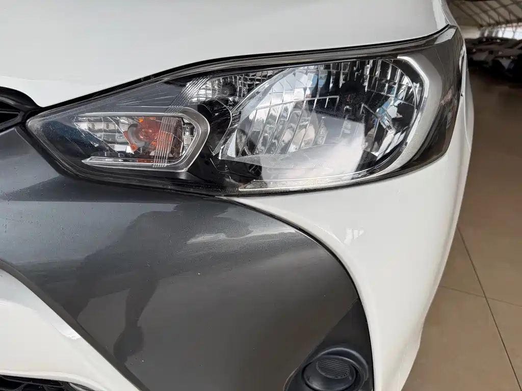 Toyota Yaris L — миниатюра 2