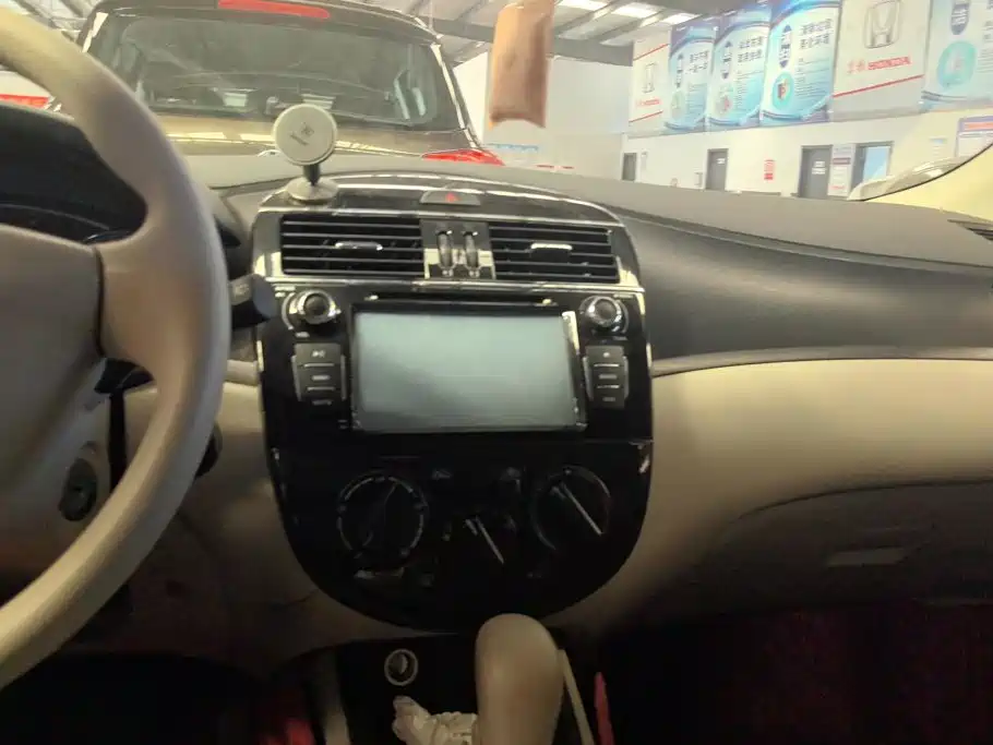 Nissan Tiida — миниатюра 13