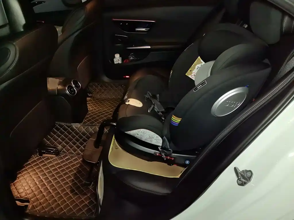 Mercedes-Benz C-Class — миниатюра 13
