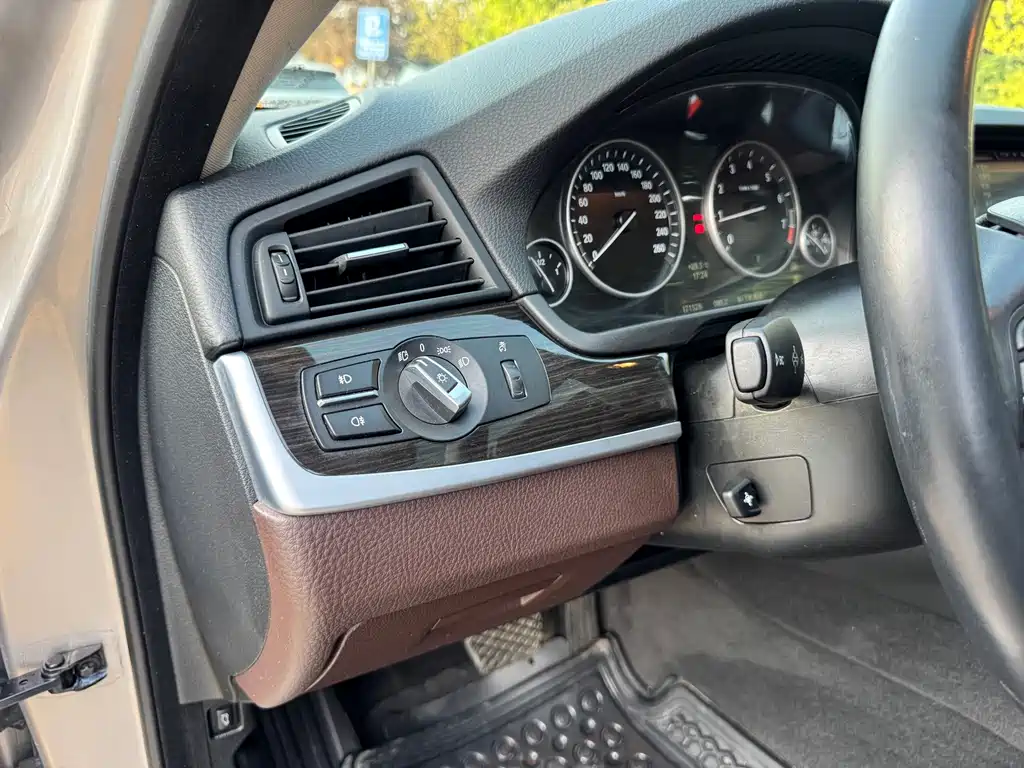 BMW 5 Series — миниатюра 10