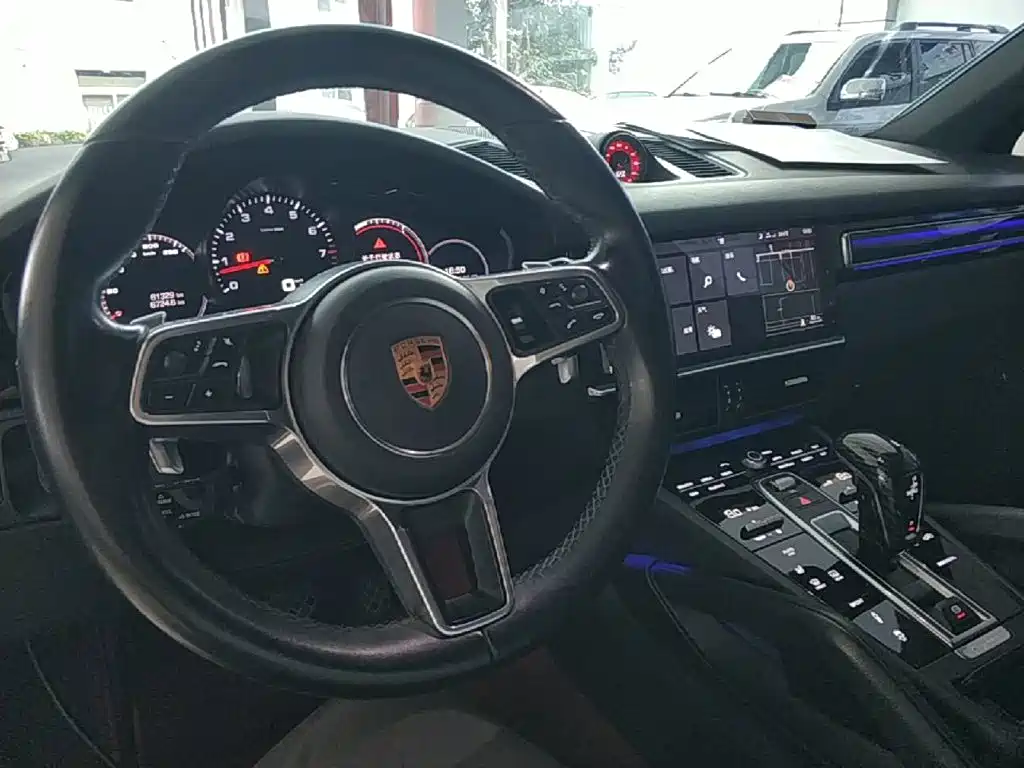 Porsche Cayenne — миниатюра 10