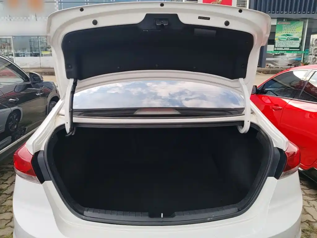 Hyundai Elantra — миниатюра 19