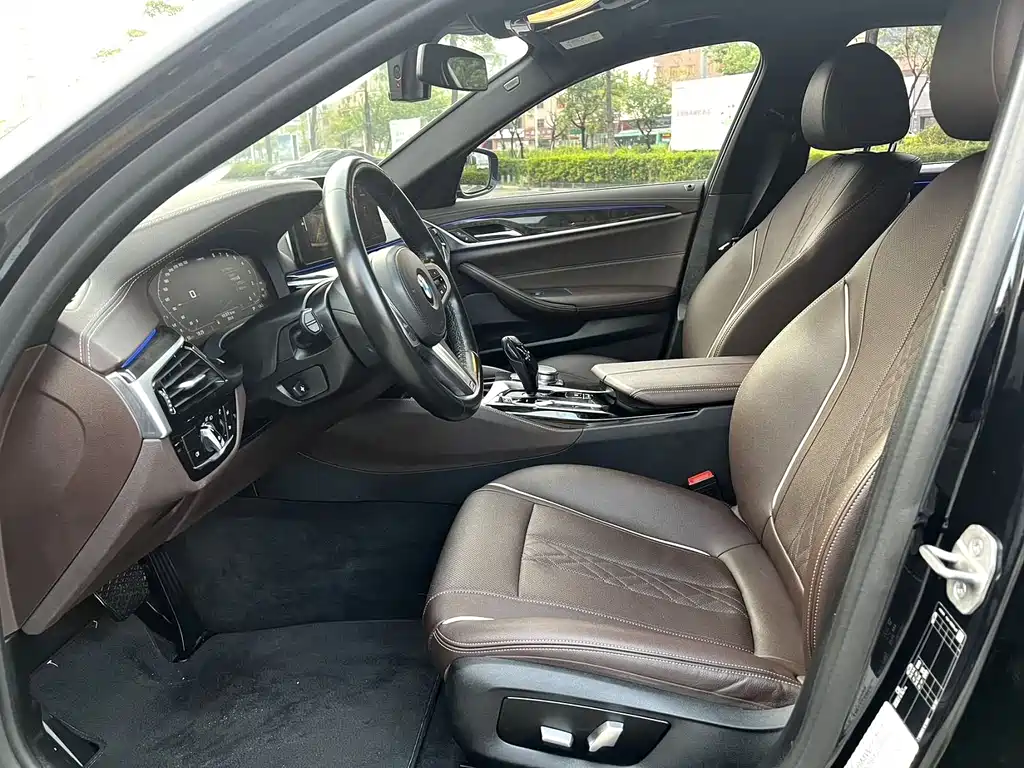 BMW 5 Series — миниатюра 13