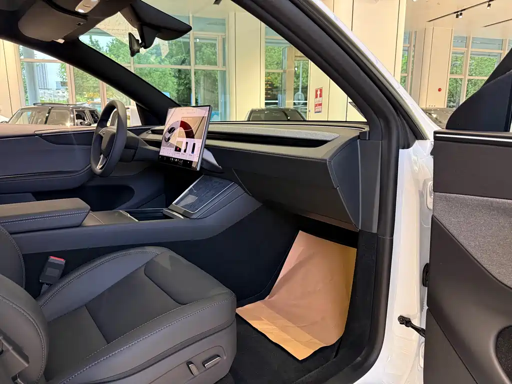 Tesla Model Y — миниатюра 9